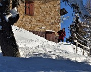28 Mezzogiorno ...possibile sosta-pranzetto a questa baitella 